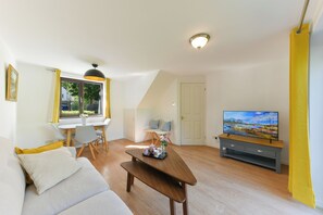 Smart TV - Quiet newly furnished garden house in the heart of Carshalton, South London! (Carshalton)
