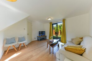 Smart TV - Quiet newly furnished garden house in the heart of Carshalton, South London! (Carshalton)