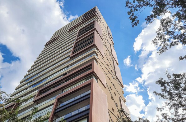 A high-rise building with multiple floors and large windows. - Helbor Nun Vila Nova by Viva - Apartamentos completos próximo ao Parque do Ibirapuera (São Paulo)