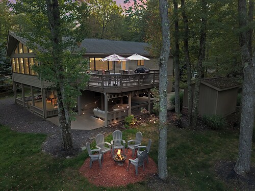 Golf Course Getaway: XL Cabin w/ Hot Tub, Pools, Beaches, Game Room, King Bed