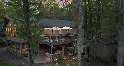 Golf Course Getaway: XL Cabin w/ Hot Tub, Pools, Beaches, Game Room, King Bed