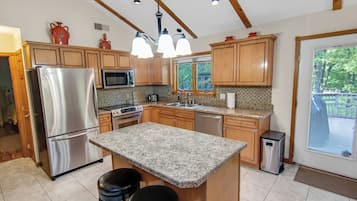 Frigorifero, microonde, forno, piano cottura