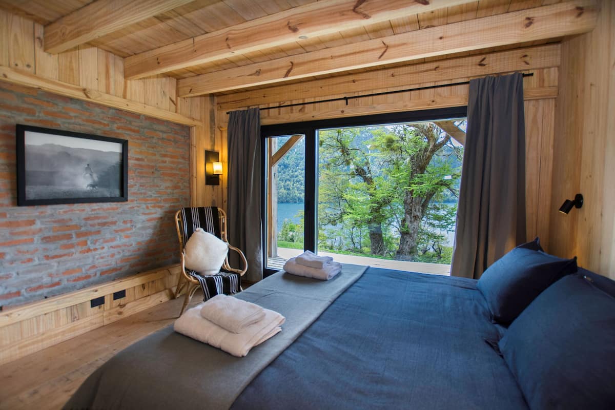 Standaard kamer, balkon, uitzicht op meer | Een kluis op de kamer, gratis wifi