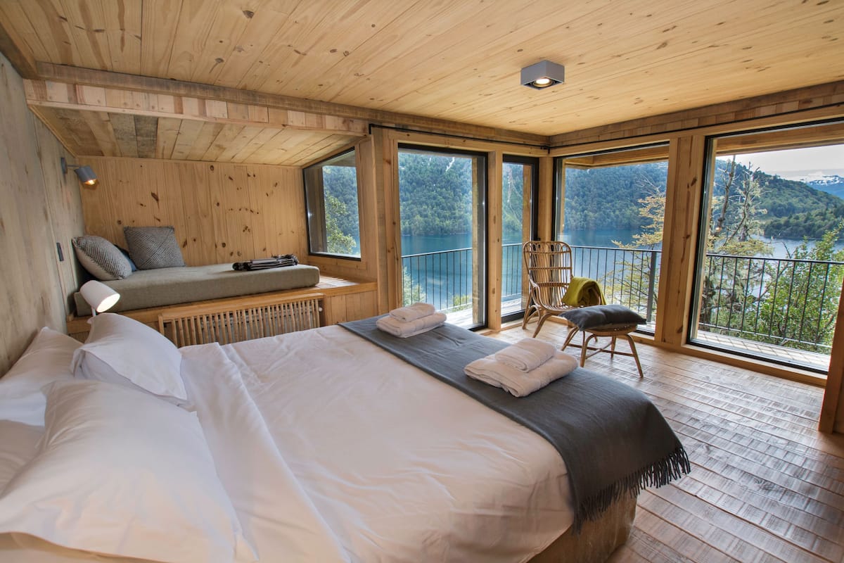 Deluxe kamer, balkon, uitzicht op meer | Een kluis op de kamer, gratis wifi