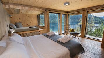 Chambre Deluxe, balcon, vue lac | Coffres-forts dans les chambres, Wi-Fi gratuit