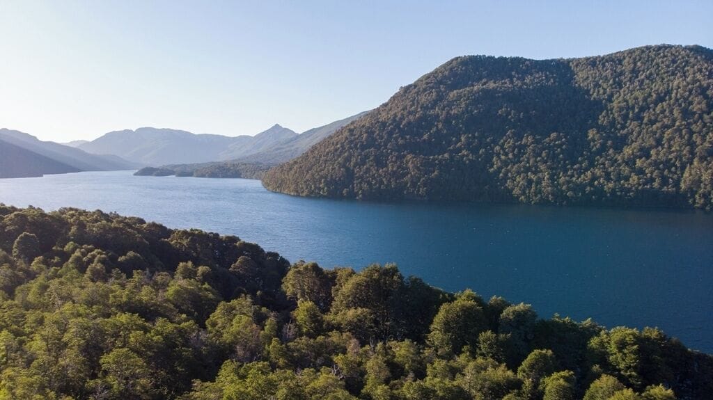 Un paysage montagneux avec un lac.
