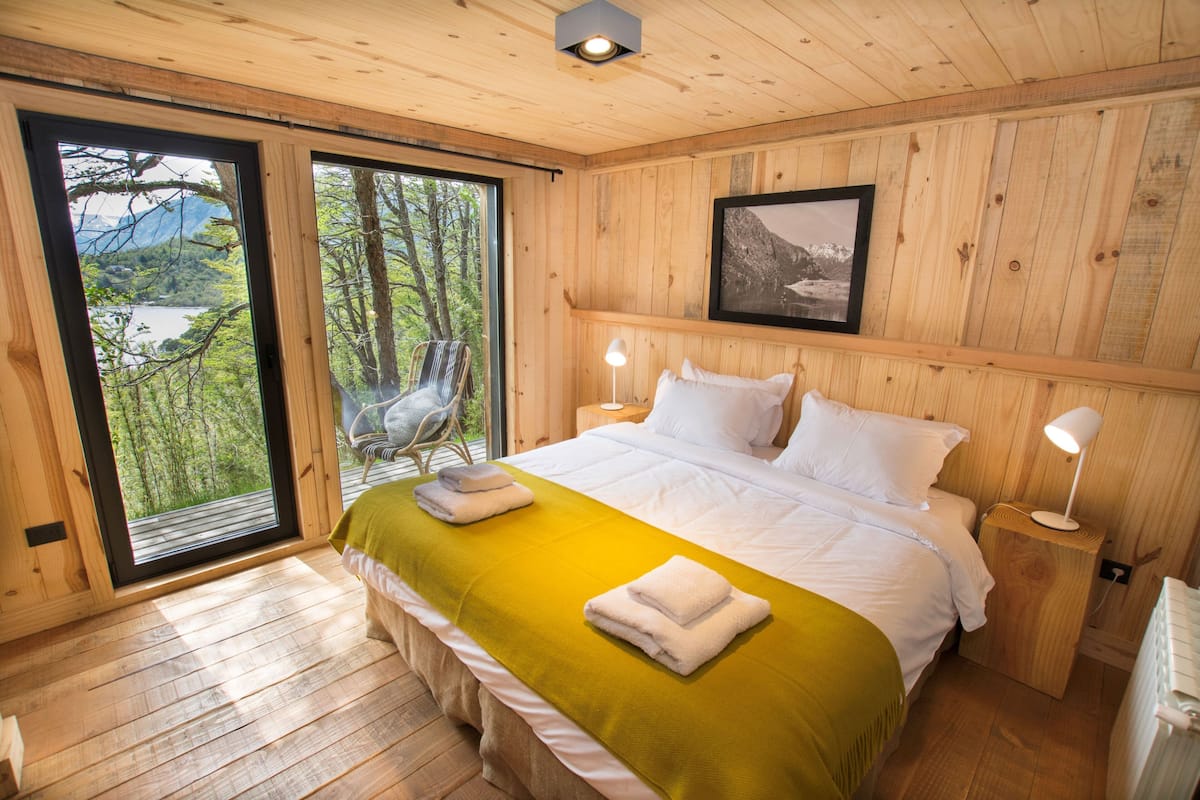 Standaard kamer, balkon, uitzicht op meer | Een kluis op de kamer, gratis wifi