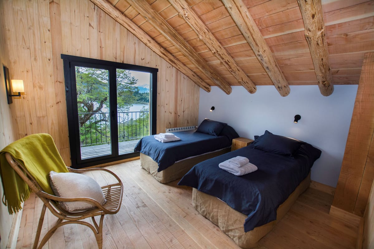 Standaard kamer, balkon, uitzicht op meer | Een kluis op de kamer, gratis wifi