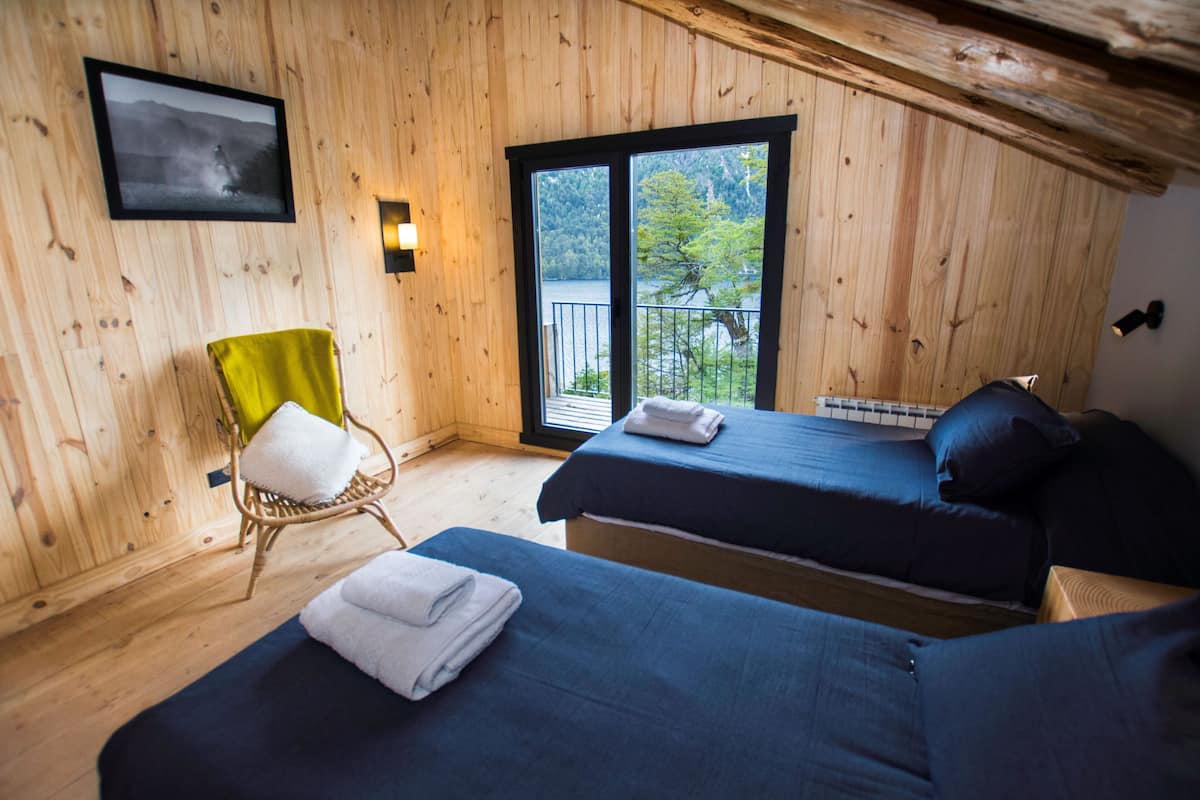 Standaard kamer, balkon, uitzicht op meer | Een kluis op de kamer, gratis wifi
