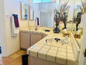 Secador de pelo y toallas