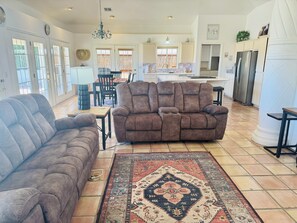 Una televisión, una chimenea