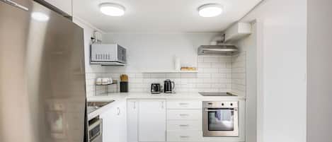 House, 3 Bedrooms, Non Smoking | Private kitchen | Fridge, microwave, oven, stovetop