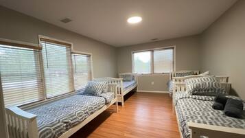 Skrivebord, strykejern/-brett, reiseseng for barn og wi-fi (inkludert)