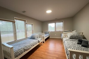 4 Schlafzimmer, Schreibtisch, Bügeleisen/Bügelbrett, Reisekinderbett