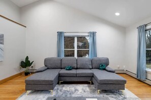 TV, fireplace, books - Cozy Winter Escape • 1 Hr from NYC • Trails Nearby (Suffern)