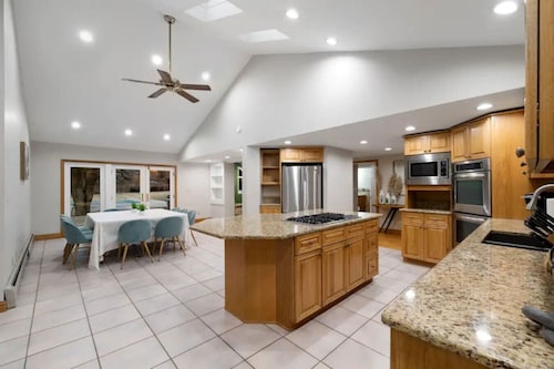 Warm Family Home with Fireplace, Theatre & Games