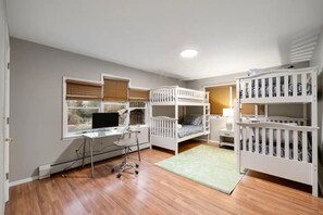 4 Schlafzimmer, Schreibtisch, Bügeleisen/Bügelbrett, Reisekinderbett