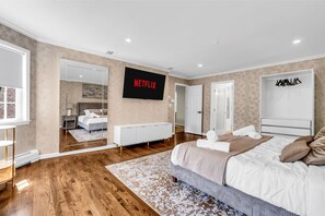5 Schlafzimmer, Schreibtisch, Bügeleisen/Bügelbrett, Reisekinderbett