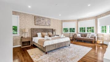 5 habitaciones, escritorio y tabla de planchar con plancha