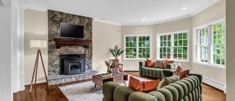 TV connectée, cheminée, baby-foot, espaces bureaux