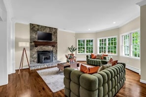 Smart TV, chimenea, futbolito y oficina 