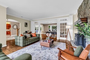 Smart-TV, Kamin, Tischfußball, Arbeitsbereiche