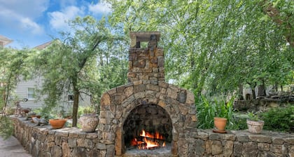 Family Retreat with Autumn Views and Game Room