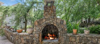 Family Retreat with Autumn Views and Game Room