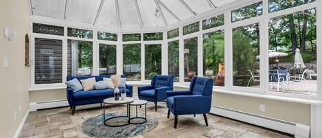 Smart TV, caminetto, tavolo da calcetto, studio