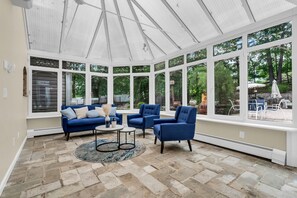 Smart TV, chimenea, futbolito y oficina 