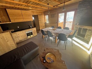 Living area - Petit Chalet Complétement Rénové Donnant sur la Vallée de Maurienne, ski au Pied (Saint-François-Longchamp)