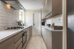 House, 4 Bedrooms | Private kitchen | Fridge, microwave, oven, stovetop - Dovecote House (Nottingham)