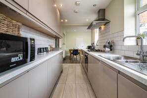 House, 4 Bedrooms | Private kitchen | Fridge, microwave, oven, stovetop - Dovecote House (Nottingham)