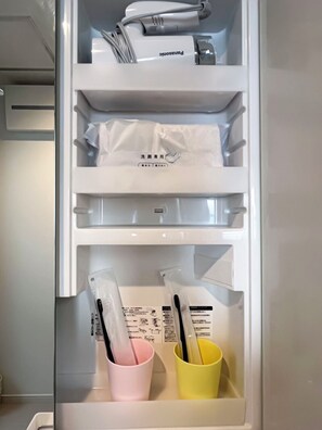 Kombinasi shower/bathtub, pengering rambut, handuk, dan sampo