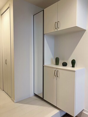 Property entrance - arashi-turuhashi (Osaka)