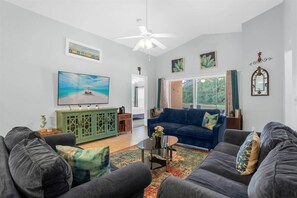 TV - Upstay Lakeside Retreat w Private Pool & Game Room (Davenport)