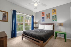 5 bedrooms, iron/ironing board, WiFi, bed sheets - Upstay Lakeside Retreat w Private Pool & Game Room (Davenport)