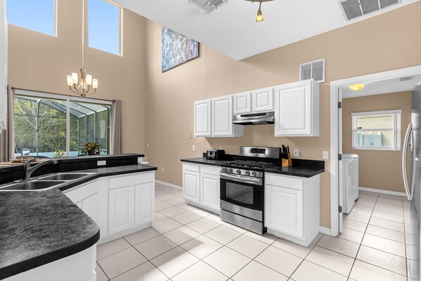 Fridge, microwave, oven, stovetop - Upstay: Sunny Retreat with Pool, Patio & Hot Tub (Kissimmee)