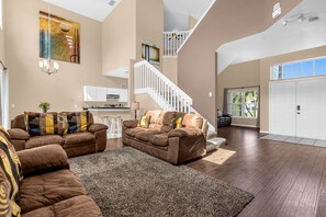 TV, offices - Upstay: Sunny Retreat with Pool, Patio & Hot Tub (Kissimmee)