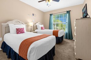 6 bedrooms, desk, iron/ironing board, WiFi - Upstay: Sunny Retreat with Pool, Patio & Hot Tub (Kissimmee)