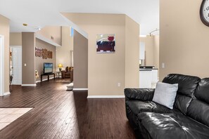 TV, offices - Upstay: Sunny Retreat with Pool, Patio & Hot Tub (Kissimmee)