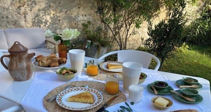 ! Tastefully renovated guest house in NIORT. 5 minutes from the Marais Poitevin