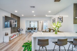 Stort kylskåp, mikrovågsugn, ugn och spishäll