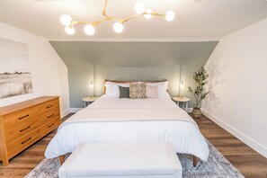 2 bedrooms, desk, WiFi, bed sheets