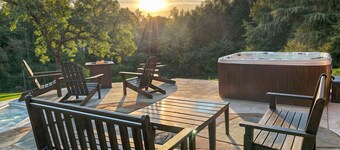 Private family-friendly suite w/ playroom at boutique inn!