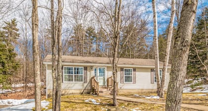 Your Perfect Blend Of Views, Hot Tub, And Fun! 3 Bedroom Home by RedAwning