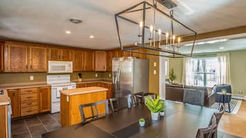 House, 3 Bedrooms | Private kitchen | Fridge, oven, coffee/tea maker, toaster
