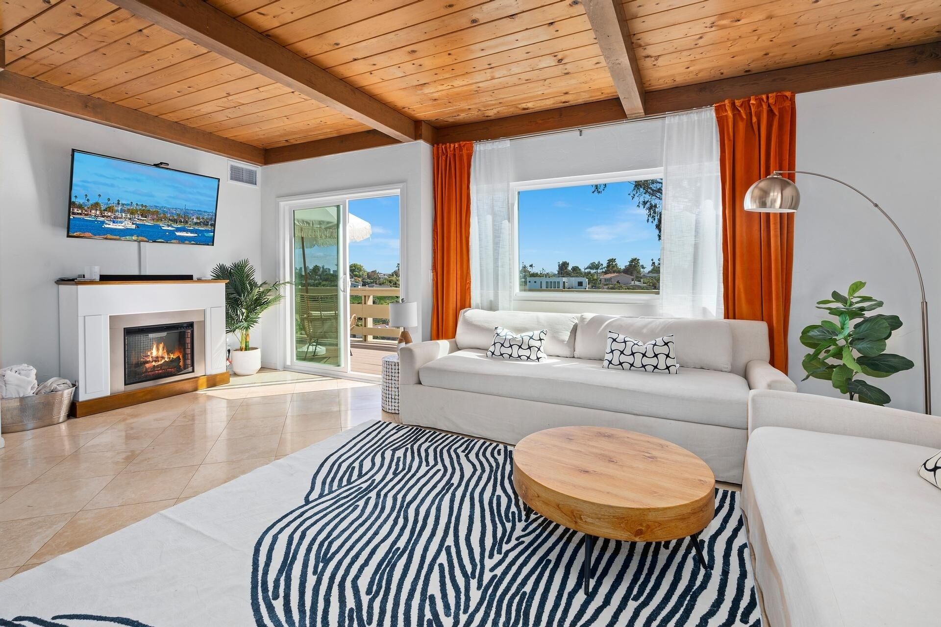 House, 5 Bedrooms | Living area