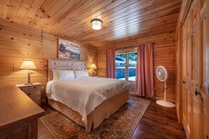 3 bedrooms, free WiFi - Straight From The Heart 3 Bedroom Cabin by RedAwning (Lyle)