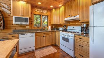 House, 3 Bedrooms | Private kitchen | Fridge, oven, coffee/tea maker, toaster